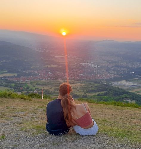 Couple In The Mountains Aesthetic, Hiking With Girlfriend, Photo Poses For Couples Mountains, Asthetic Girlfriend And Boyfriend, Hike With Boyfriend Aesthetic, Fun Adventures With Boyfriend, Traveling With Girlfriend, Couple Hiking Poses, Mountain Couple Poses