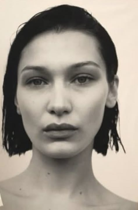 Assymetrical Face Aesthetic, Unsymmetrical Face Models, Unsymmetrical Faces, Asymmetrical Face, Chic Things, My Insecurities, Body Decoration, Bone Structure, Face Aesthetic