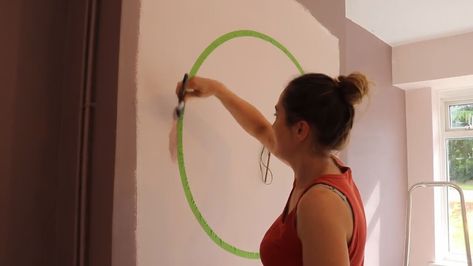 Paint Circles On Wall, Circle Feature Wall, How To Paint A Circle On A Wall, Painted Circle On Wall, Circle Accent Wall, Painting A Wall, Wall Video, Spray Paint Vases, Accent Wall Stencil