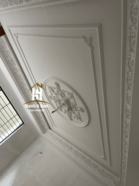 Bedroom Ceiling Trim, Piopi Designs For Bedroom, Pop Celling Design Bedrooms, French Ceiling Design, Ceiling Moulding Design, Ceiling Pop Designs, Classical False Ceiling, Classical Ceiling Design, Ceiling Design Classic