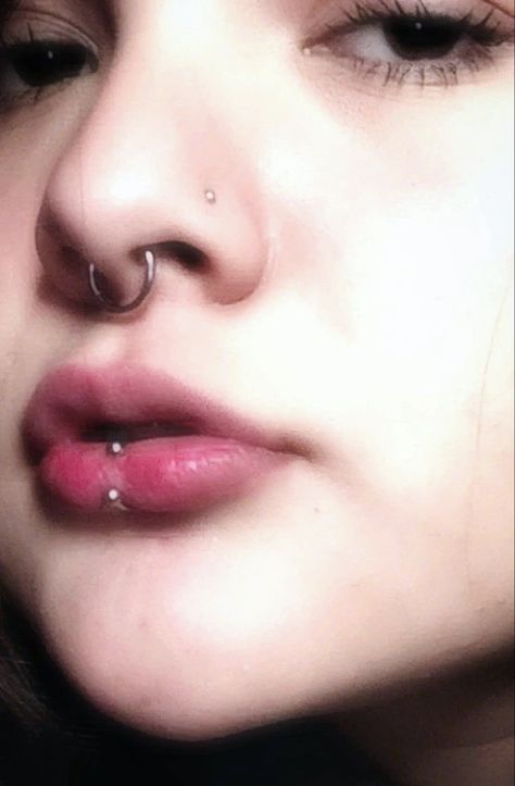 Labret With Hoop, Cute Vertical Labret Piercing, Middle Lip Piercing, Labret Piercing Ring, Lip Piercing Labret, Piercings Bonitos, Vertical Labret Piercing, Labret Ring, Labret Jewelry