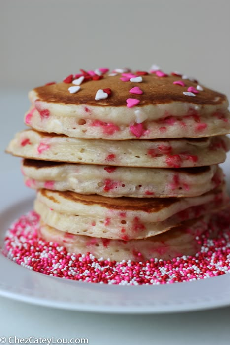 Funfetti Pancakes, Greek Yogurt Sauce, Valentines Breakfast, Light And Fluffy Pancakes, Valentines Brunch, Valentines Snacks, Vanilla Sauce, Valentine Desserts, Savory Cakes