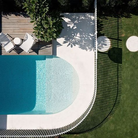 Pool And Landscape Ideas, Organic Pool Design, Pool Backyard Design, Pool With View, Curved Pool, Best Garden Design, Oval Pool, Courtyard Pool, Modern Pool