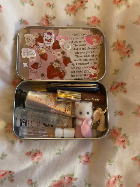 Aesthetic Altoids Wallet, Altoids Wallets, Altoids Mints, Altoid Wallet, Tin Wallet, Wallet Inspiration, Altoids Wallet, Outfits For 2023, Mint Tin Crafts