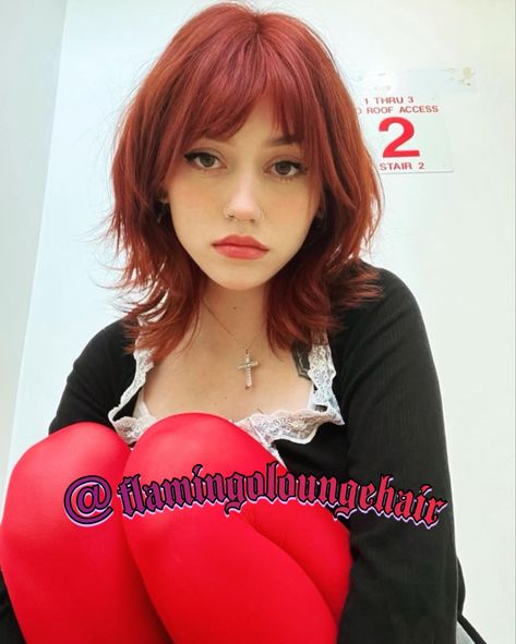 Red Hair Bob Haircut With Bangs, Medium Length Shaggy Layered Haircuts, Haircuts With Red Hair, Short Haircut Red Hair, Cool Medium Haircuts, Haircut Edgy, Dark Red Shag Haircut, Red Short Layered Hair, Medium Shaggy Hairstyles With Bangs