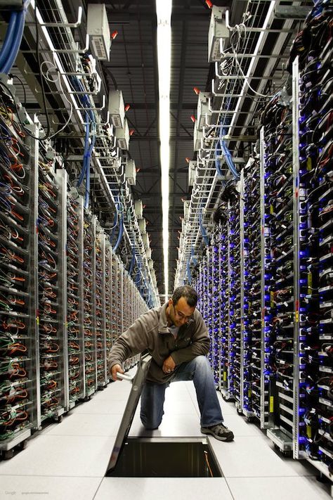 12 Beautiful Photos Of Google's Data Centers Data Center Design, Slow Computer, Structured Cabling, Server Room, Computer History, Data Center, Computer Network, Data Visualization, Raspberry Pi