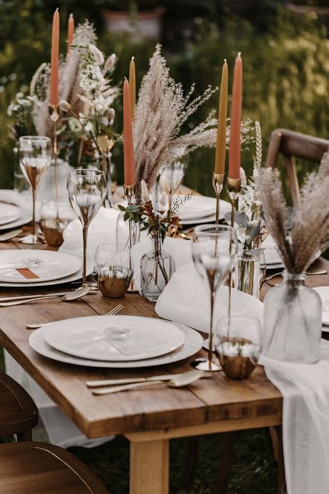 Wedding Table Decor with Dried Grasses and Tapered Candles Flower Cake Wedding, Pressed Flower Cake, Outdoor Wedding Tables, Dried Flower Crown, Dried Flowers Wedding, Grass Wedding, Cake Wedding, Wedding Cakes With Flowers, The Secret Garden