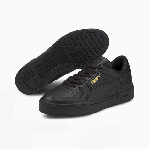 Depuis que la première PUMA California a fait son apparition dans les années 1980, elle s’est fait une place dans les rues. Toutes nouvelles parmi la collection de chaussures, les baskets CA Pro Classic présentent toutes les caractéristiques de la silhouette emblématique, telles que des lignes épurées, mais comprennent également des perforations parfaites et une semelle intermédiaire moulée. Inspirées de notre héritage mais parfaites pour notre époque, ces baskets à l’ambiance West Coast apporte Puma Sneakers Black, Puma Ca Pro, Basket Noir, White Puma, Sneakers Puma, Black Puma, Trainers Black, Sneaker Games, Pumas Shoes