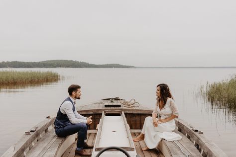 Photographie de jeunes mariés face à face dans une barque lors de leur séance mariage au lac de Lacanau, proche de Bordeaux. Bordeaux, Wedding Photos, Photo Couple, Belle Photo, Portfolio, Film