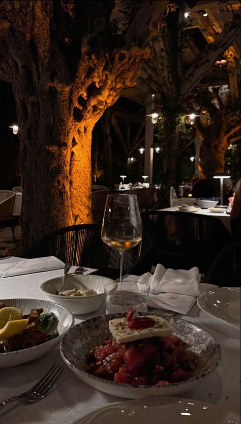 Dinner Date Aesthetic, Dinner Restaurants, Romantic Dinner Recipes, Luxury Restaurant, Romantic Dinner, Dinner For Two, Snap Food, Date Dinner, Beautiful Photos Of Nature