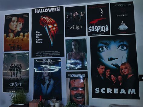 Horror Movies Bedroom, Horror Posters Room, Iconic Bedrooms In Movies, 80s Movie Bedroom, Horror Movie Room Decor Diy, Horror Movie Bedroom Decor, Horror Poster Wall Bedroom, Horror Movie Posters Room Decor, Halloween Movie Poster Aesthetic