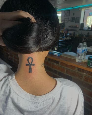 Neck Tattoos For Women, Tattoo On The Back, Neck Tattoo Ideas, Ankh Tattoo, Girl Neck Tattoos, Back Of Neck Tattoo, Neck Tattoos Women, Black Girls With Tattoos, Tasteful Tattoos