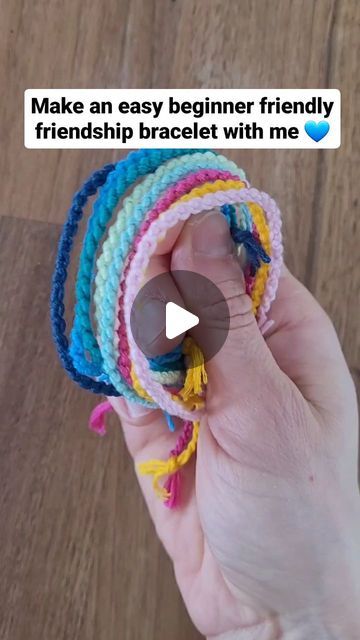 Namalomé on Instagram: "Easy breezy friendship bracelet to make this week-end!! Try it and tell me how it went!  #tutorial #craft #diy #diybracelet #friendshipbracelets #threadbracelet #howto #craftproject #pulsera #braceletdelamitié #macramebracelet #knottedbracelet" What To Do With Friendship Thread, One Color Friendship Bracelet Patterns, Disney Friendship Bracelet Diy, How To Make Easy Friendship Bracelets, Easy Diy Friendship Bracelets, How To Make Adjustable Bracelet, How To End A Friendship Bracelet, How To Make A Friendship Bracelet, String Bracelet Color Combos