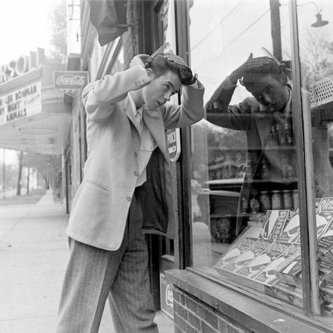 Ingersoll Avenue, Des Moines, 1940s Guy Fawkes, 1940s Aesthetic, Nina Leen, Teddy Boys, Design Moda, Des Moines Iowa, Group Of People, Youth Culture, Teenage Boys