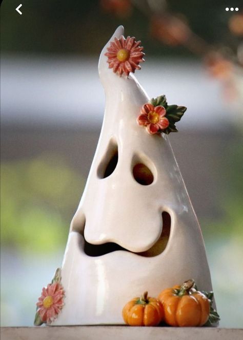 Ceramic Art Halloween, Ceramic Craft Ideas, Hand Built Ceramics Ideas, Pottery Characters, Halloween Pottery Ideas, Hand Pottery Ideas, Halloween Ceramics Ideas, Pottery Ghost, Pottery Project Ideas