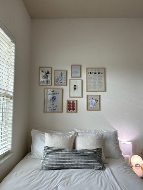 Frames Pictures, Bedroom Frames, College Apartment Decor, Dorm Room Inspiration, Simple Room, Room Deco, Redecorate Bedroom, Minimalist Room, Room Makeover Bedroom