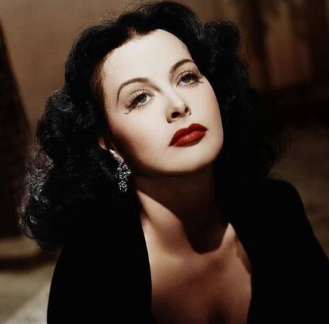 1940’s Makeup, Old Hollywood Makeup Look, 1930 Makeup, 1940s Lipstick, Decade Makeup, Hedi Lamarr, 40s Women, Old Hollywood Makeup, 1950s Hairstyle