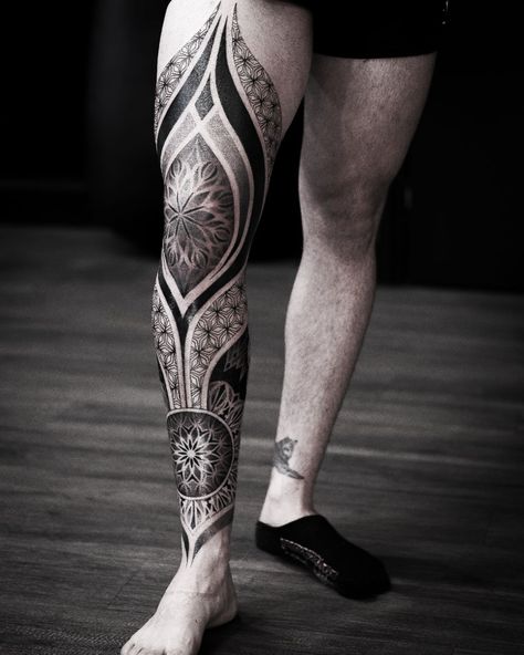 Spiritual Shin Tattoo, Sacred Geometry Leg Tattoo, Tattoo In Leg Men, Geo Metric Tattoo Design, Sacred Geometry Tattoo Sleeve, Geometric Thigh Tattoo, Psytrance Tattoo, Sacred Geometry Sleeve, Leg Sleeve Tattoo Men