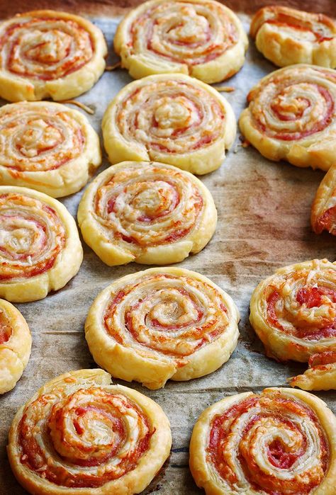 Bacon Puff Pinwheels Recipe — Eatwell101 Flat Bread Recipe Ideas, Bread Recipes Without Yeast, Bread Recipe Ideas, Bacon Puffs, Flat Bread Recipe, Pastry Pinwheels, Puff Pastry Pinwheels, Glutenfri Baking, Pinwheels Recipe