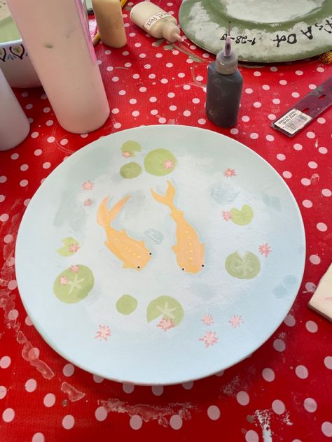 Painted Clay Plates, Pottery Inspo Plates, Simple Pottery Ideas Painting, Plate Inspo Paint, Paint A Plate Ideas Easy, Paint A Pot Plate Ideas, Easy Plate Designs, Mad Potter Painting Ideas, Pottery Plate Ideas Paint