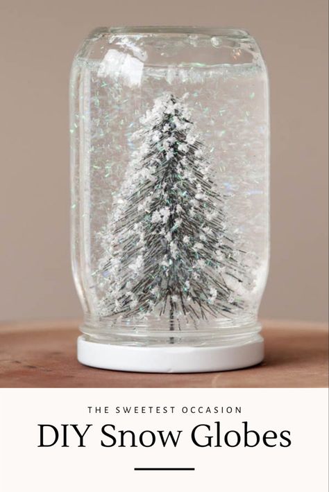 Diy Snow Globes, Globe Diy, Jars Snow, Snow Globe Crafts, Globe Crafts, Diy Jul, Diy Snow, Christmas Gift Basket Ideas, Diy Snow Globe