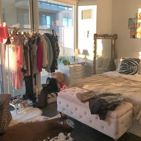 Glam Vintage Bedroom, Brass Clothing Rack, Decorating College Apartment, Carrie Bradshaw Room Aesthetic, Edgy Luxury Aesthetic, Queen Room Aesthetic, Vintage Glamour Aesthetic Bedroom, 2016 Bedroom Aesthetic, Rich Aesthetic Bedroom