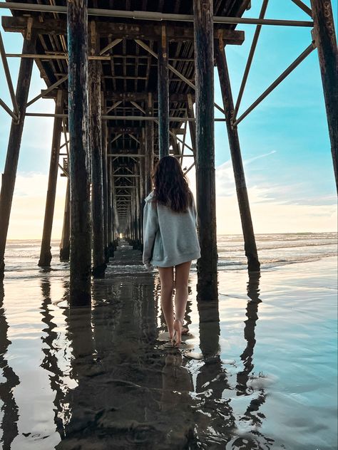 Boardwalk Beach Pictures, Beach Town Photoshoot, Boardwalk Photos, Boardwalk Pictures, Boardwalk Aesthetic, Boardwalk Photoshoot, Pier Photoshoot, Senior Pictures At The Beach, Summer Photo Shoots