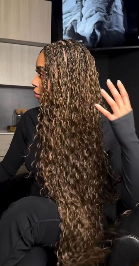 Tyla Braids Boho, Summer Braids Hairstyles For Black Women, Honey Blond Knotless Box Braids, Tricolor Braids, Braided Color Hairstyles, Brown Blonde Ombre Braids, Braids On Brown Skin, Brown Curly Sew In, Ombre Blonde Braids Black Women