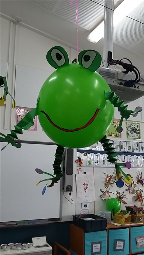 Shrek Crafts For Kids, Shrek Frog Balloon, Frog Birthday Party Ideas, Frog Party Decorations, Balloon Frog, Frog Balloon, Frog Party Ideas, Frog Baby Showers, Frog Birthday Party