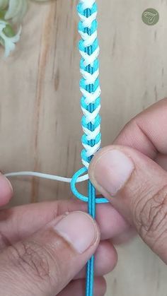 Paracord Projects Diy Easy, Craft Knots, Bracelet Weaving, Paracord Projects Diy, Paracord Bracelet Patterns, Braided Bracelet Diy, Rope Projects, Paracord Projects, Braided Bracelet