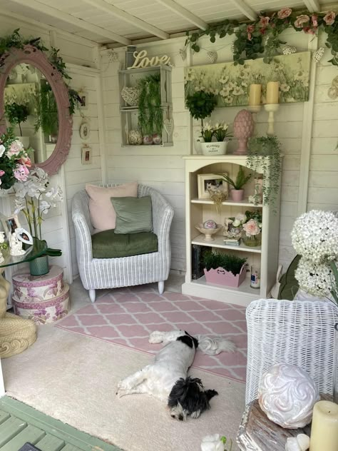 Shabby Chic Porch Cottage, Shabby Chic Shed, She Shed Pink Interior, Shabby Chic Conservatory, Cosy Summer House Interior, She Shed Interior Ideas Shabby Chic, Summerhouse Interiors, She Sheds Ideas Backyard Retreat, She Shed Decorating Ideas Interiors