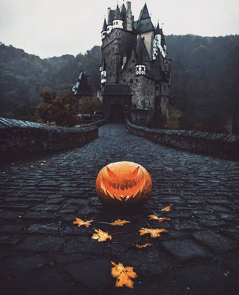 Days Till Halloween, Samhain Halloween, Autumn Magic, A Castle, Halloween Pictures, Dark Photography, Autumn Aesthetic, Halloween Town, Fall Wallpaper