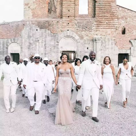 26 Ways to Style Your Wedding Party Bridesmaid Groomsmen Gifts, Groomsmen Looks, Advice For Bride, All White Wedding, Munaluchi Bride, Bride Magazine, San Michele, Party Pictures, Brides Magazine