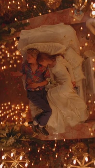 Romeo + Juliet Aesthetic, Romeo Juliet 1996, Juliet Movie, Kids Goals, Shakespeare In Love, Claire Danes, Star Crossed Lovers, Leo Dicaprio, Whatsapp Wallpaper