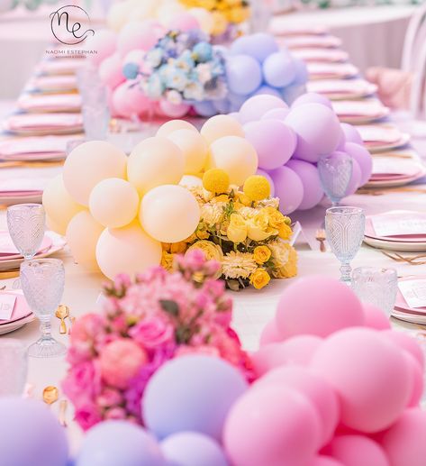 Pastel Birthday Table Setting, Pastel Birthday Centerpiece, Pastel Party Table Setting, Pastel Balloon Centerpieces, Pastel Centerpieces Birthday, First Birthday Table Centerpieces, Table Decor Balloons, Balloon Runner, Pastel Centerpieces