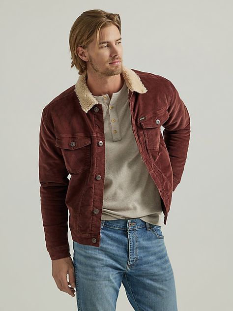 WINTER-READY STAPLE Winter weather doesn't stand a chance against this stylish Wrangler® men's sherpa-lined corduroy trucker jacket. The style is equipped with warm sherpa lining and a comfortable corduroy exterior for double the warmth and an understated vintage vibe. The corduroy sherpa jacket has a classic 4-pocket style with twin chest flap pockets and our signature 'W' stitching. Stay warm and in style this season—layer this jacket over your favorite crewneck sweatshirts for a casual look y Rugged Mens Style Vintage, Texas Men Style, Corduroy Jackets Outfit, Hiking Mens Fashion, Men’s Fashion Outdoors, Men Layering Outfits Street Styles, Fall Outfits For Men Autumn, Curdoroy Outfits Men, Western Jacket Mens