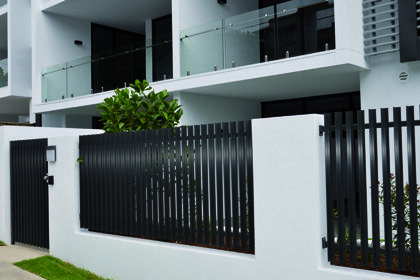 Privacy Fence Front Of House, Building Gate Design Entrance, Bungalow Gate, Gates Design Modern, Entry Gate Design, Black Fences, Fence And Gate, Gates And Fences, Fence Wall Design