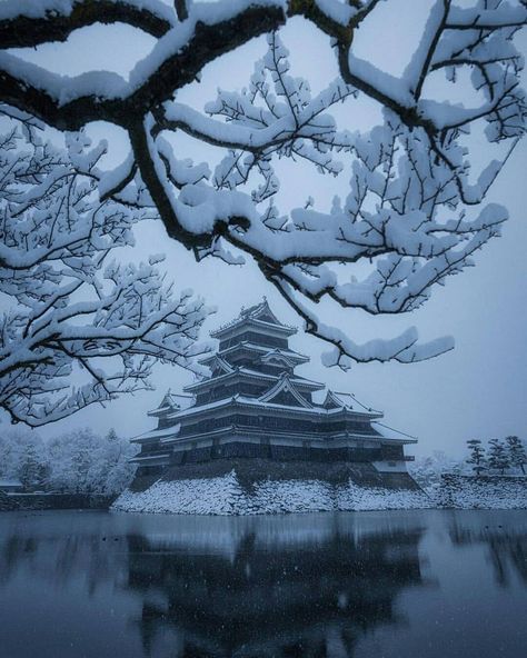 ❄️ A winter wonderland at Matsumoto Castle in Nagano - one of Japan's National-Treasure-designated castles, also known as "Crow Castle" due… Ancient China Aesthetic, Matsumoto Castle, Winter Wonderland Wallpaper, Winter In Japan, Japan Winter, Japanese Mountains, Japanese Village, Mountain Aesthetic, Japanese Castle