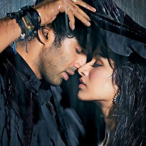 Tum Hi Ho, Movie Hall, Aditya Roy Kapur, The Others Movie, Aashiqui 2, Cover Dp, Roy Kapoor, Shraddha Kapoor Cute, Romantic Films