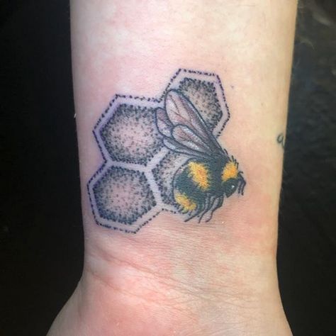 Bee Outline, Honeycomb Tattoo, Bumble Bee Tattoo, Bee Tattoo, Vintage Winter, Body Modifications, Body Mods, Tiny Tattoos, Color Tattoo