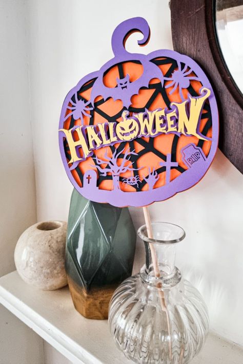 No need to break the bank on a Halloween cake, when you can use this guide to make your own spooky cake topper. Topper Halloween, Halloween Toppers, Halloween Cake Toppers Printable, Halloween Cake Topper Ideas, Goth Cake Topper, Witch Cake Topper, 3d Cricut Projects Free Halloween, Spooky Cake Topper, Spooky Cake