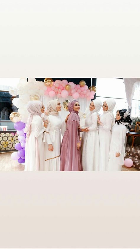 Bridal Shower Photoshoot Ideas, Bridal Shower Outfits For Bridesmaid, Bridal Shower Poses, Batchlerett Party, Bride To Be Outfit Ideas, Bridesmaid Muslim, Bridal Shower Bride Outfit, Brides Mate Dress, Bridal Shower Attire