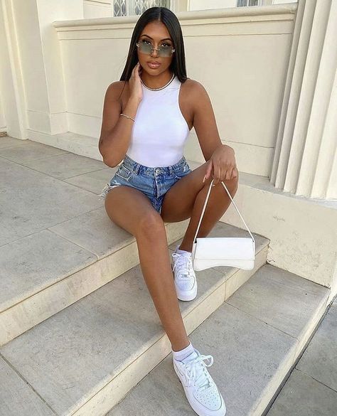 White Denim Shorts Outfit, Blue Jean Shorts Outfit, White Denim Outfit, Jean Short Outfits, Denim Shorts Outfit, Summer Shorts Outfits, Effortlessly Chic Outfits, Body Suit Outfits, Shorts Outfit