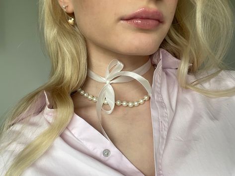 Light Feminine Jewelry, Bow Choker Outfit, Pearl Necklace With Bow, White Ribbon Necklace, Ribbon Choker Outfit, Myra Core, Light Feminine Aesthetic Outfits, White Bow Aesthetic, Pearl Necklace Aesthetic