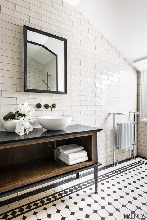 Black, white and elegant - Gallery - 6 | Trends Black And White Bathroom Floor, Black And White Tiles Bathroom, Black White Bathrooms, White Bathroom Tiles, Victorian Bathroom, Classic Bathroom, Black And White Tiles, Bathroom Top, Sopot