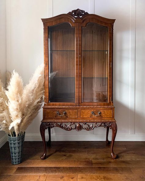 ~ NATURAL BEAUTY ~ We don’t just paint furniture. Each project is its each own meticulous restoration - although not all with design changes! Now in the studio, this particular cabinet has to be my own personal favourite of Queen Anne style designs. Sold as an addition to an interior design project, this will be gracing the first floor parlour of my clients Georgian house in Richmond ✨ This beautiful cabinet is having a gentle restoration to enhance its natural beauty & match my clients ... Vintage Glass Display, Mahogany China Cabinet, Vintage Wooden Display Cabinet, Antique Display Cabinets, Bed Designs With Storage, Antique Curved Glass Display Cabinet, Glass Display Cabinet, Mahogany Cabinets, Crockery Unit