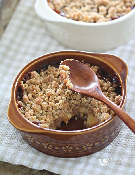 This heavenly banana caramel crumble dessert has a crisp topping, and the kids love it! Your kitchen will smell amazing while baking. Caramel Crumble, Banana Crumble, Easy Delicious Cakes, Roasted Banana, Crumble Cake, Crumble Recipe, Healthy Food Blogs, Delicious Cake Recipes, Crumble Topping