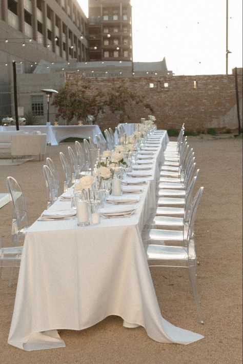 White Roses Wedding Table Decor, Wedding Dinner Table Setting Simple, All White Table Setting, Minimal Wedding Table, White Table Cloth Wedding, Wedding Dinner Table Setting, Destination Wedding Cabo, White Wedding Flowers Centerpieces, Minimal Wedding Decor