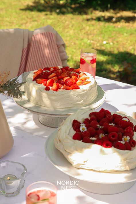 Midsommar dukning - 5 tips från Bakamedfrida. Skapa en inbjudande och festlig dukning till midsommar med Frida Skattberg, även känd som ”Baka med Frida”. Hon listar sina fem bästa tips kring midsommar för hur du kan skapa en enkel och fin dukning, tips p�å enkla tårtor att bjuda och hur Fridas midsommartraditioner ser ut. Välkomna! Summer Picnic, Midsommar Birthday, Midsommar Aesthetic, Midsommar Party, Swedish Recipes, Summer Time Pictures, Entertaining Recipes, Piece Of Cakes, Party Inspiration