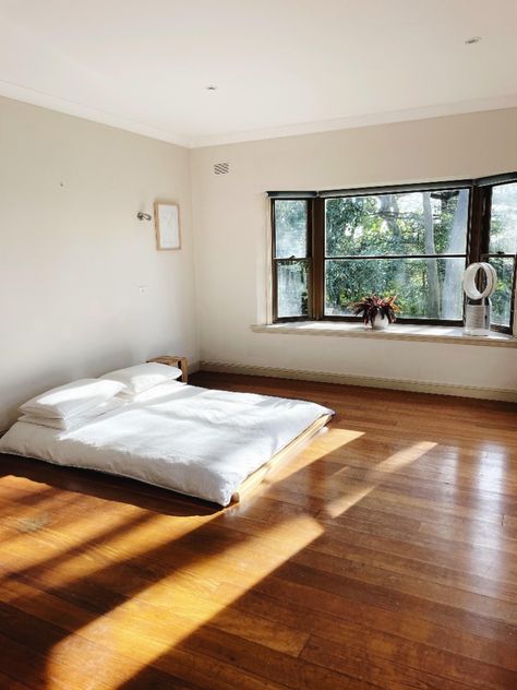 A guide to floor sleeping, inspired by the Japanese sleep system. We investigate the pros and cons of the futon and tatami sleep system Floor Sleeping Bedroom Ideas, Japanese Minimalism Bedroom, Japanese Bedroom Layout, Japanese Minimalist Interior, Japanese Futon Bedroom Ideas, Extreme Minimalism Home, Extreme Minimalist Bedroom, Japanese Futon Bedroom Aesthetic, Japanese Futon Bedroom